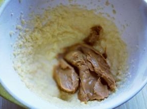 加入花生酱。(超市买的瓶装花生酱)