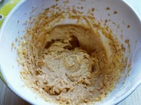 继续启动电动打蛋器，打之黄油和花生酱均匀的融合。