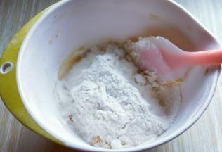 筛入低筋面粉，用刮刀翻拌均匀。