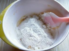 筛入低筋面粉，用刮刀翻拌均匀。