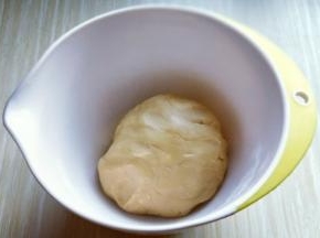 再揉成面团，盖上保鲜膜，放入冰箱冷藏松弛15分钟。