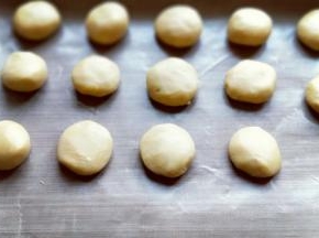 将面团从冰箱取出，分成等份的小面团，每个约10克。(大小也可以根据个人喜欢)