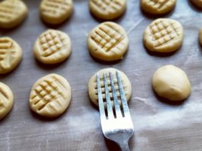 首先用叉子横着压出印记，再将叉子竖着再压下去，这样就有了方格的压痕。(也可以省略)如图。依次做完。