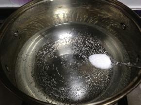 冷水入锅烧开加入适量盐