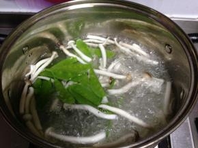 先下入蔬菜焯熟，捞出备用。