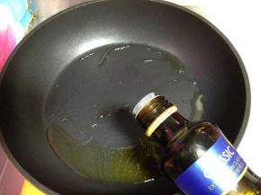不粘锅加入适量橄榄油