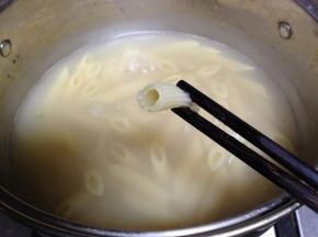意面要煮至无硬芯捞出控水，大概需要12分钟左右
