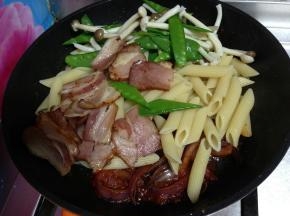 随即把蔬菜、培根倒入炒好的酱里