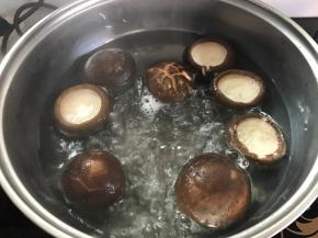 把处理好的香茹放锅中加少许盐焯下水。