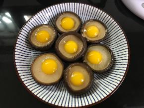 把鹌鹑蛋打入香茹中。