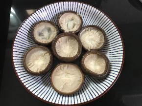 焯好水的香茹沥去水份放入盘中。