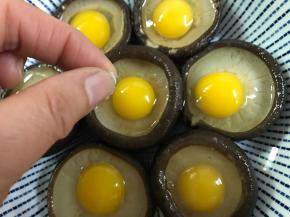 再在蛋上撒少许盐。