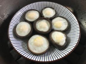 把蒸好的香茹拿出。