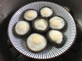 把蒸好的香茹拿出。