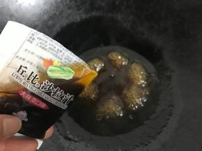 锅中倒入色拉汁,加少许水淀粉勾芡。