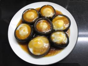 把做好的芡汁浇在香茹蛋上。