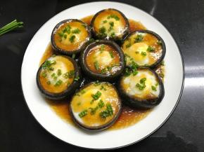 再撒上香葱即可。