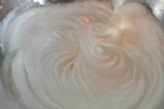 打发蛋白，加入几滴柠檬汁，分三次加入白砂糖，打到如图状态