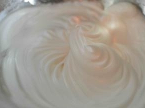 打发蛋白，加入几滴柠檬汁，分三次加入白砂糖，打到如图状态