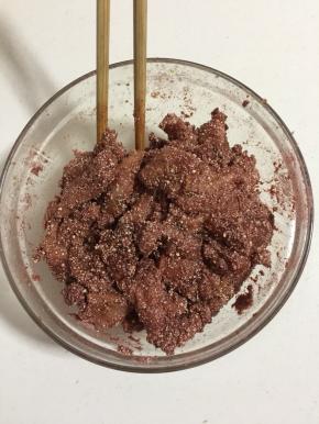 混合均匀，使每一片肉都沾满米粉，如果使每颗米粉都被汤汁打湿；如果汤汁过少，可以淋少许凉水浸润米粉！