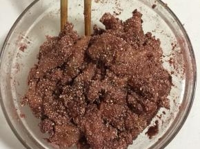 混合均匀，使每一片肉都沾满米粉，如果使每颗米粉都被汤汁打湿；如果汤汁过少，可以淋少许凉水浸润米粉！