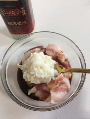 这一大勺甜糯米酒是这道菜的关键，微微甜可以增加鲜味，还能去腥！(如果没有甜糯米酒也可以用料酒或者黄酒来代替！)