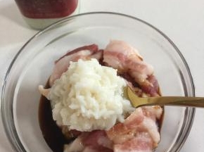 这一大勺甜糯米酒是这道菜的关键，微微甜可以增加鲜味，还能去腥！(如果没有甜糯米酒也可以用料酒或者黄酒来代替！)