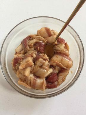 加少许水，搅拌均匀，包上保鲜膜放入冰箱冷藏半天，中途取出来翻面！便于入味儿！