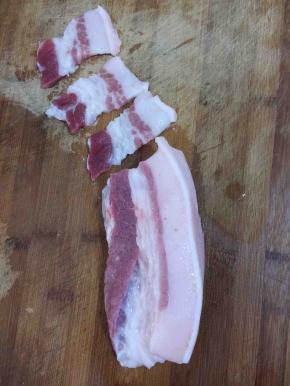 挑选肥瘦相间的五花肉清洗干净，切成薄片备用！