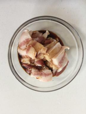 切好的肉片加入生抽3勺提鲜，酱油几滴调色，盐1勺调味儿！