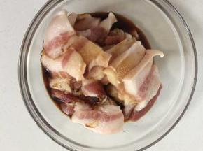 切好的肉片加入生抽3勺提鲜，酱油几滴调色，盐1勺调味儿！