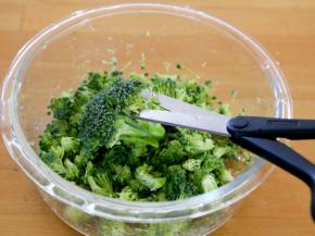 4.用剪刀煎些西兰花碎花，不用茎