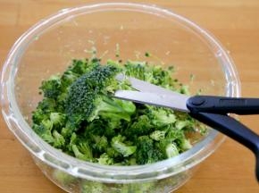 4.用剪刀煎些西兰花碎花，不用茎