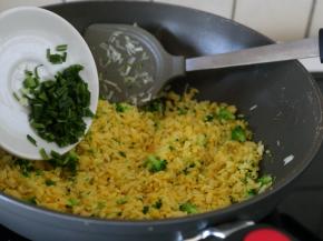 11.最后将蒜苗叶下锅翻炒匀。
