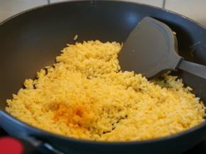 9.喜欢吃咖喱，加些咖喱粉翻炒匀。

