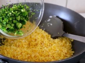 10.再加入西兰花碎翻炒匀。