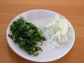 6.再切些葱白和蒜苗备用。
