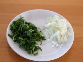 6.再切些葱白和蒜苗备用。
