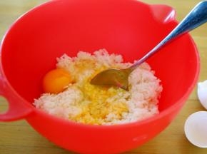 2.米饭放入一个大盆里，将鸡蛋打入。
