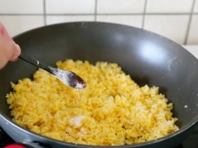 8.当蛋液炒干，加盐调味。