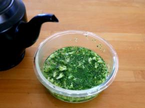 5.西兰花碎花用开水烫几分钟，变得更绿色就可将水淋干待用。
