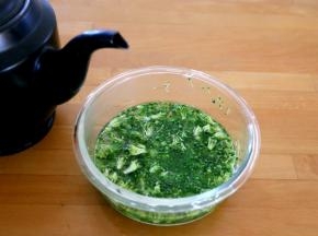 5.西兰花碎花用开水烫几分钟，变得更绿色就可将水淋干待用。

