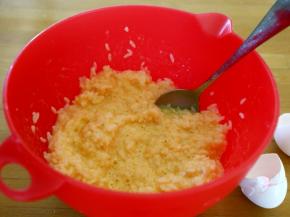 3.然后将米饭和鸡蛋拌拌均匀。