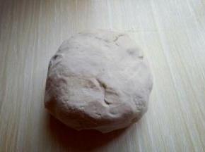 边倒开水边用筷子挑成絮状。待莜面不烫手时再揉成面团。