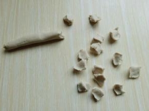 将面团搓成细条状。再分成等份的小面块，不要太大，太大做出来不好看！（用手揪即可）