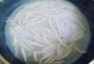 锅中烧水，水开后下入鱼鱼莜面，煮熟后捞出。