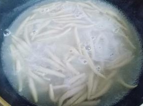 锅中烧水，水开后下入鱼鱼莜面，煮熟后捞出。