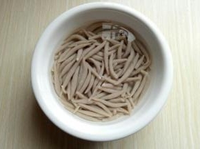 煮好的莜面捞出反复用冷水冲。直到水清澈为止。