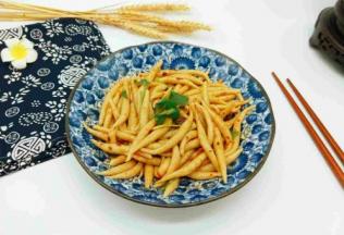 放入碗中，加入调料拌均匀即可食用。