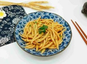 放入碗中，加入调料拌均匀即可食用。